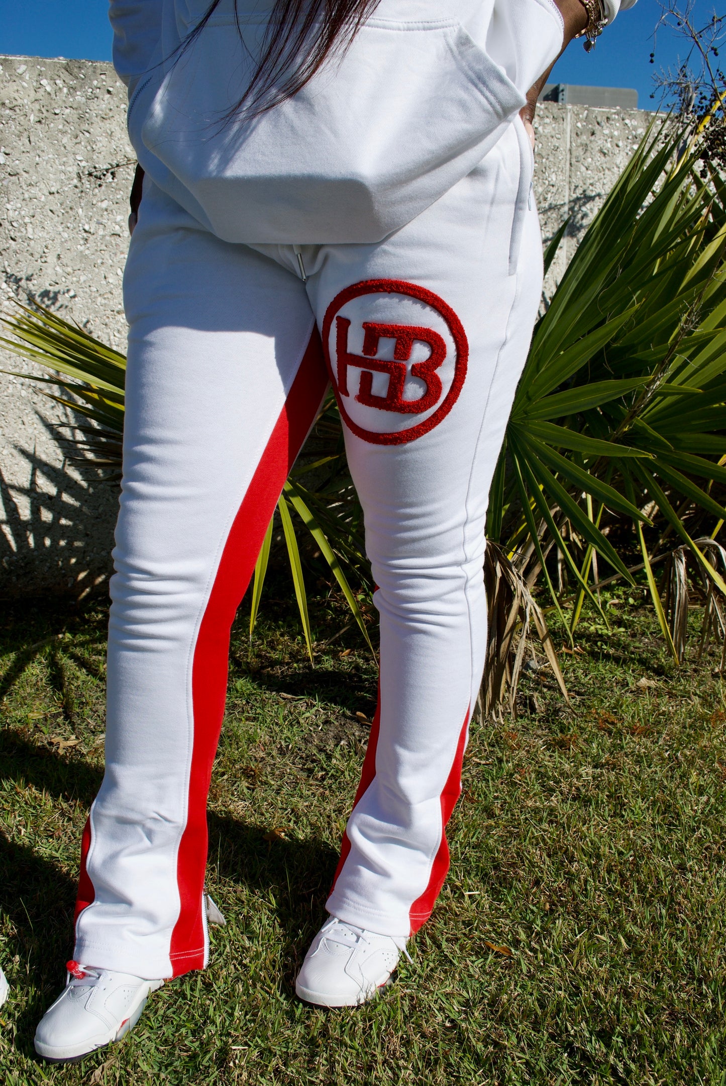 Pantalones deportivos blancos y rojos